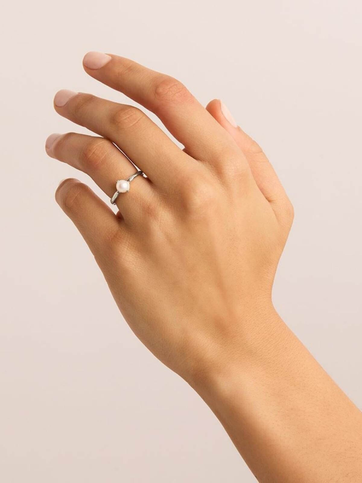 By Charlotte | Endless Grace Pearl Ring - Silver | Perlu