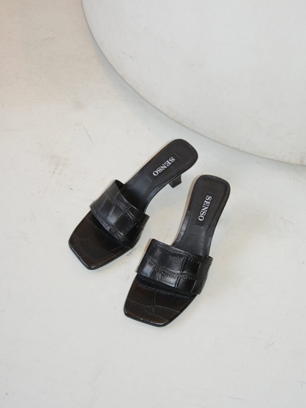 Page - Ebony Shoes SENSO