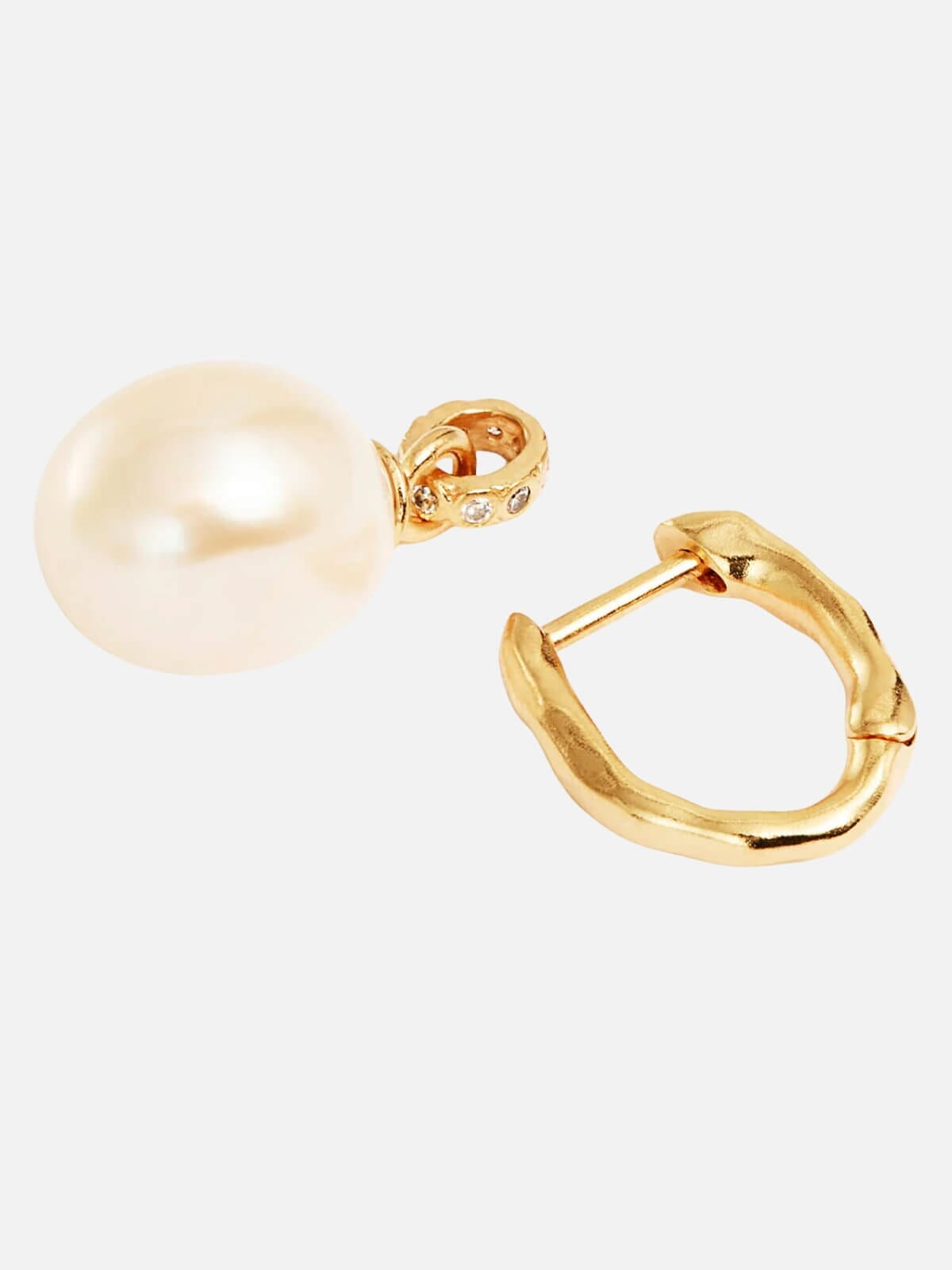 By Charlotte | Embrace Stillness Pearl Hoops - Gold | Perlu