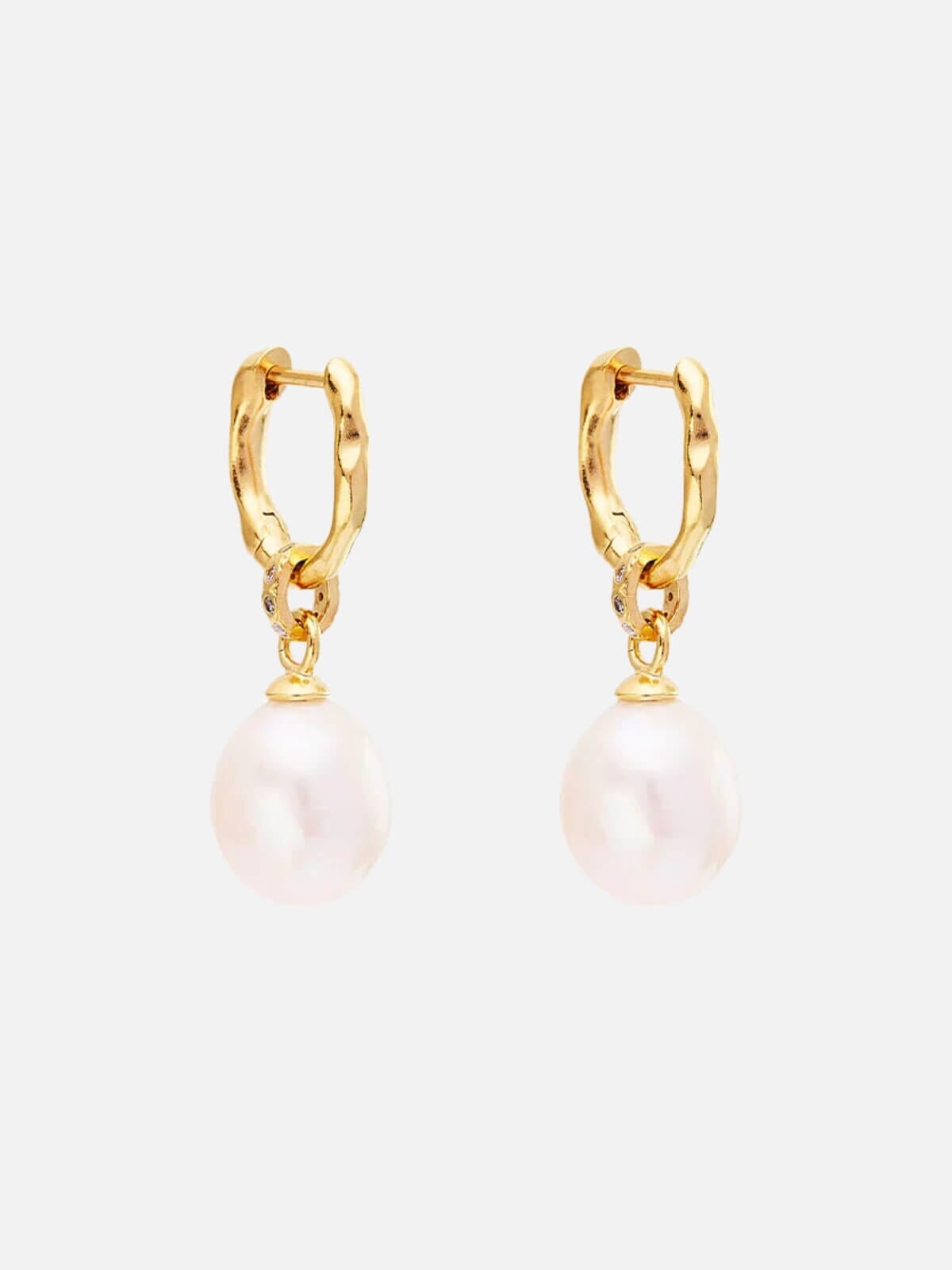By Charlotte | Embrace Stillness Pearl Hoops - Gold | Perlu