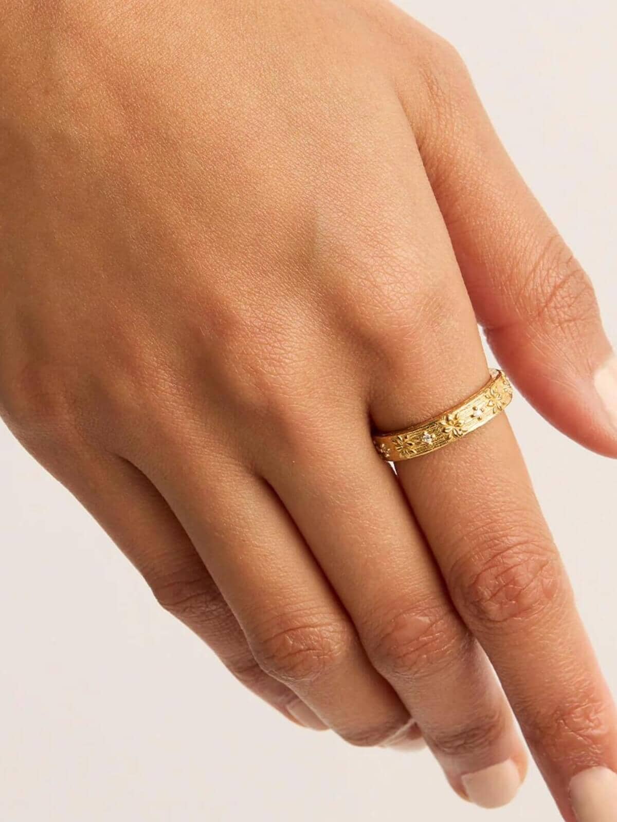 By Charlotte | Live In Grace Ring - Gold | Perlu