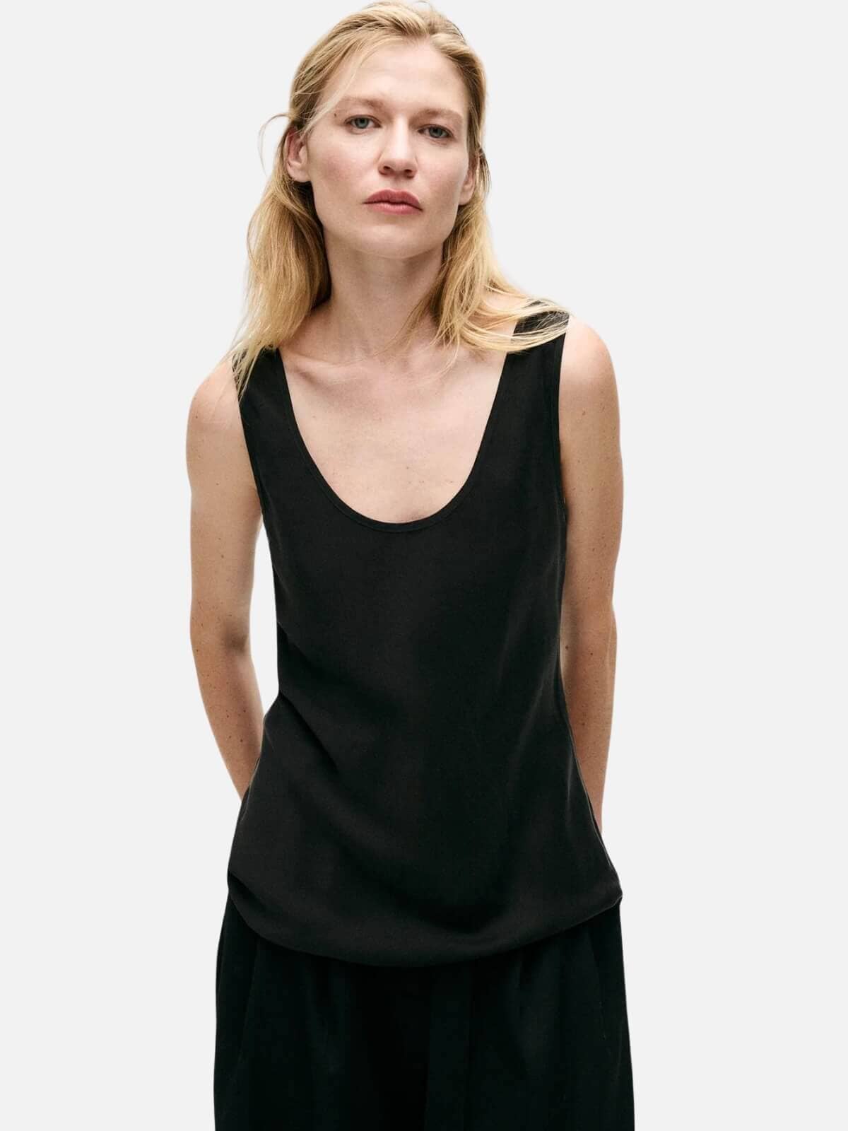 Silk Laundry | Scoop Neck Tank - Black | Perlu