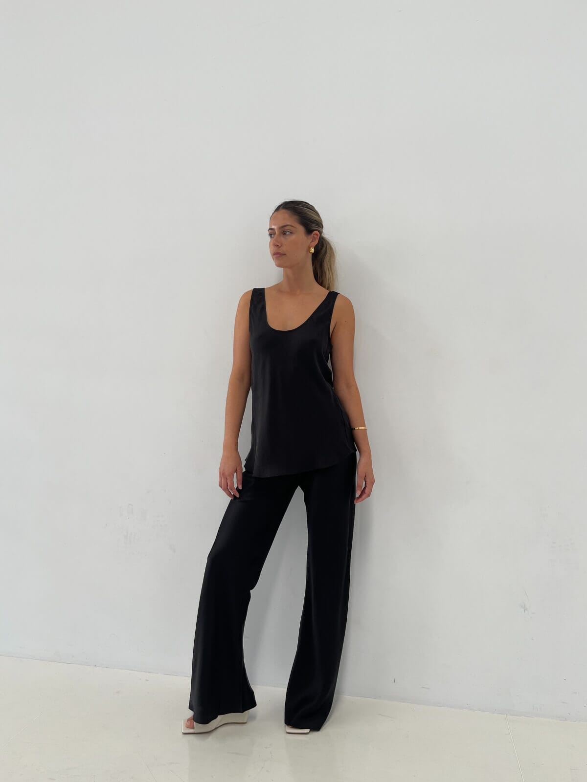 Silk Laundry | Scoop Neck Tank - Black | Perlu