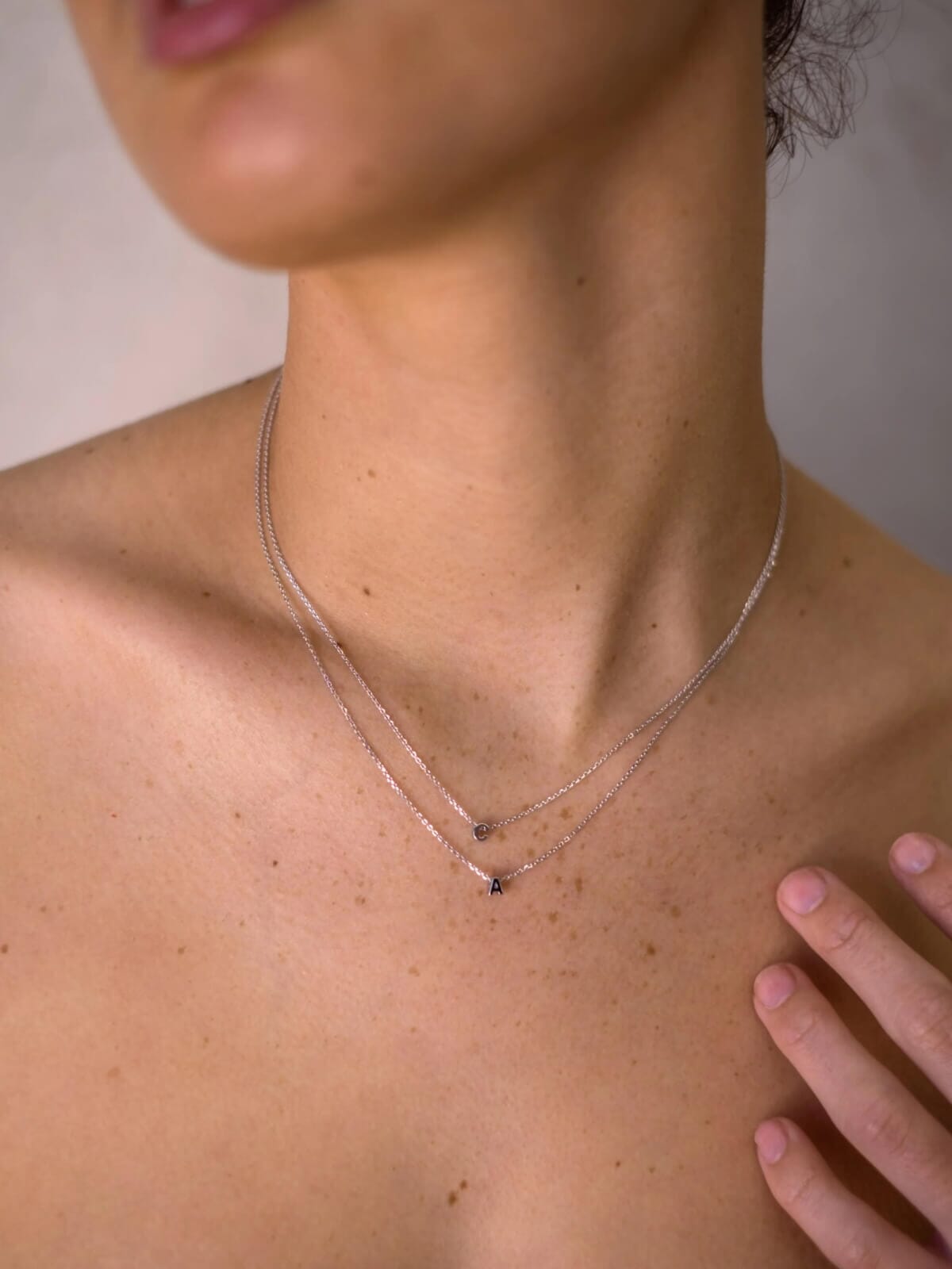 Bianko | Initial Pendant Necklace - E - Silver | Perlu