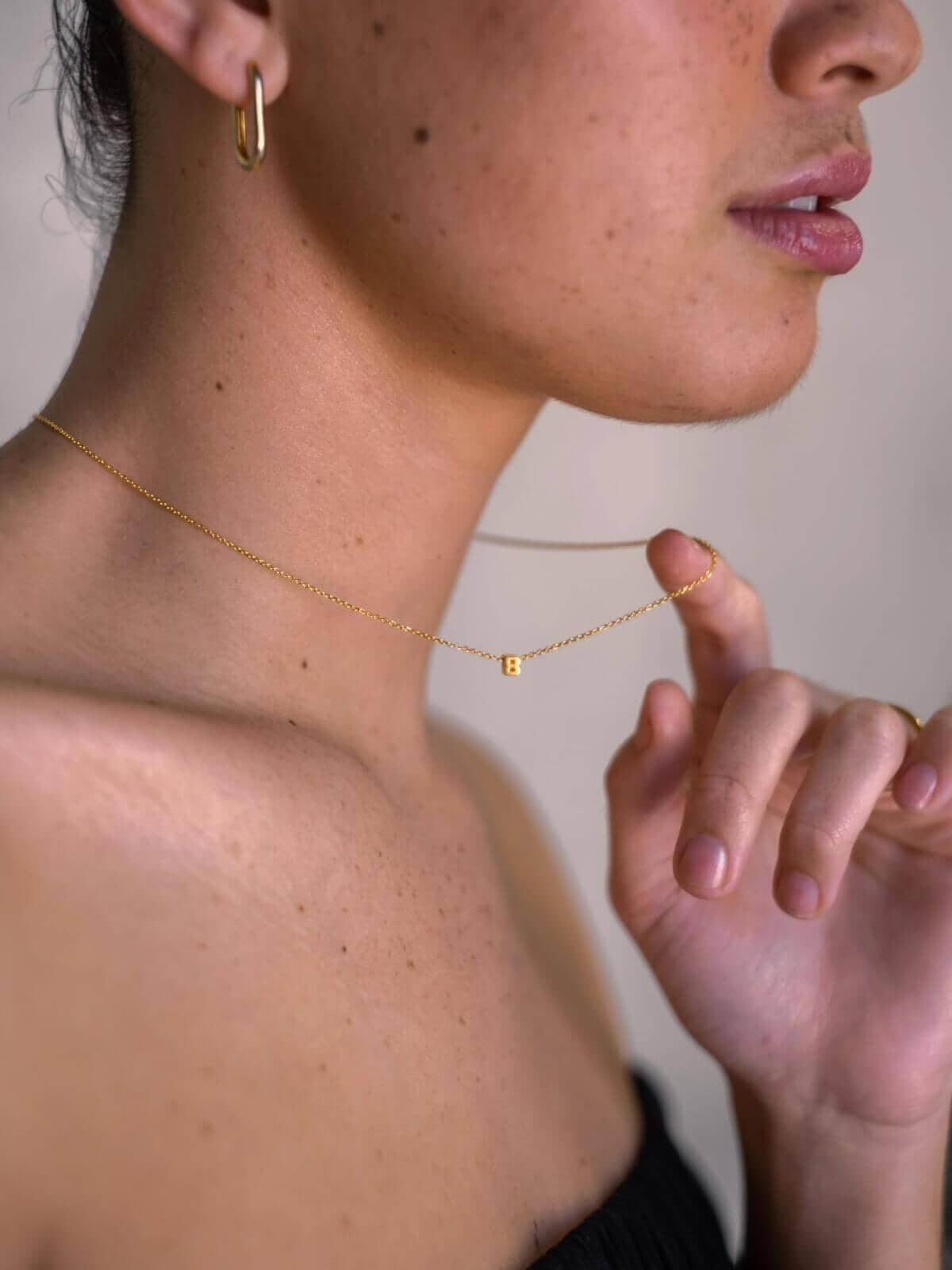 Bianko | Initial Pendant Necklace - M - Gold | Perlu